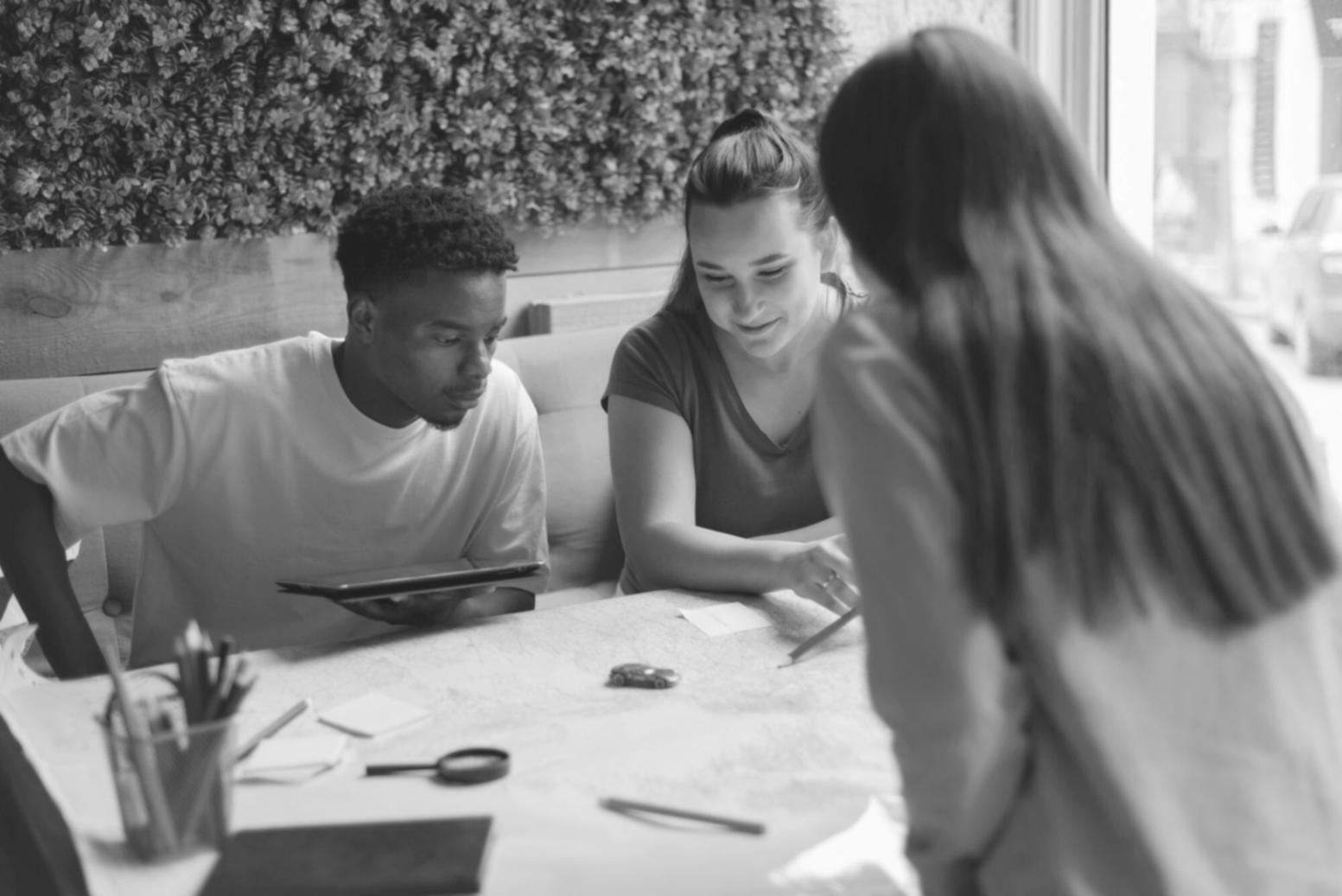 Moderne Finanzplanung mit digitalen Werkzeugen und persönlicher Beratung