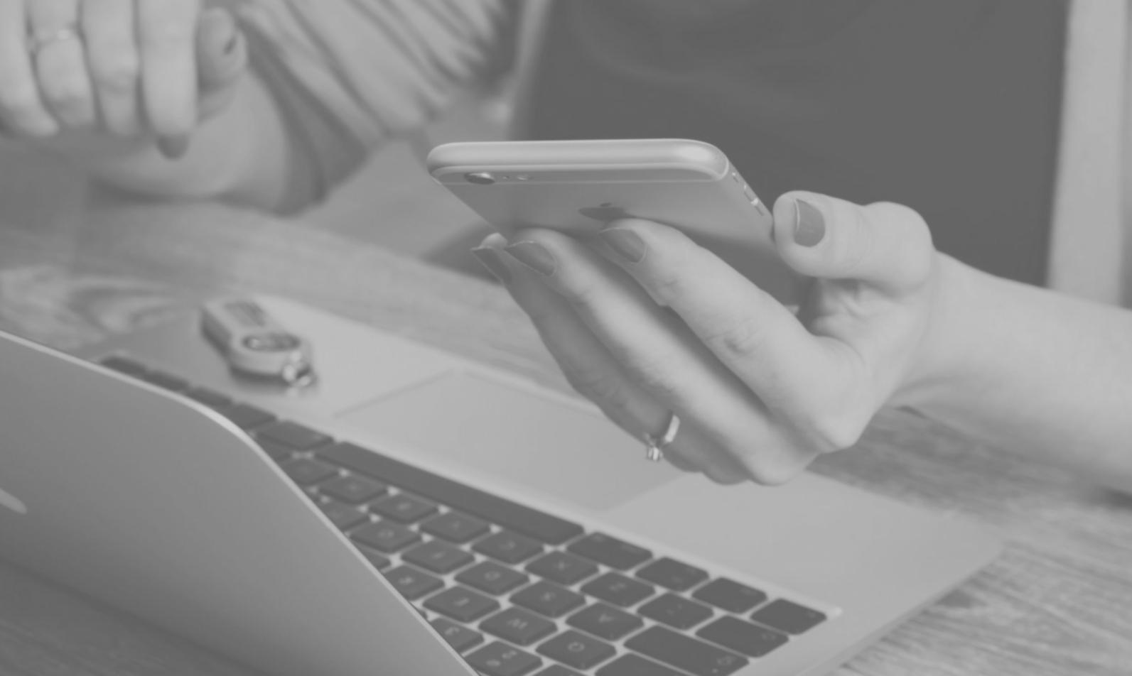 Moderne Arbeitsumgebung für Finanzberatung mit professioneller Ausstattung