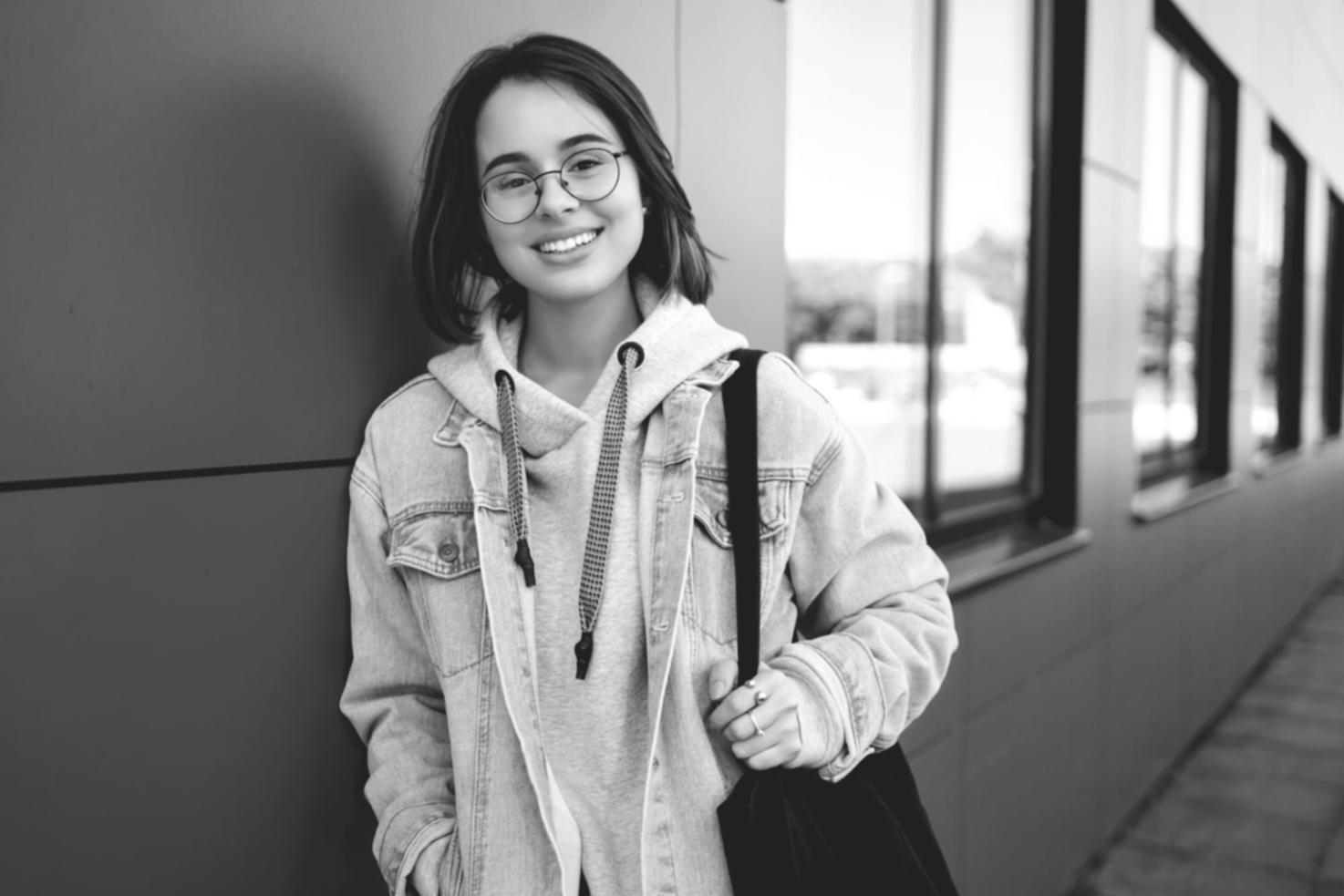 Finanzplanung am Laptop mit Dokumenten